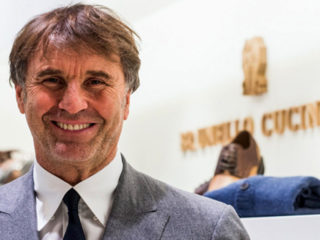 Brunello Cucinelli racconta la sua parabola imprenditoriale: gli inizi, la gavetta e il successo.